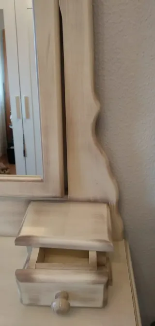 Tocador antiguo con espejo y cajones