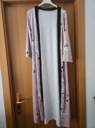 Kimono rosa con grullas blancas