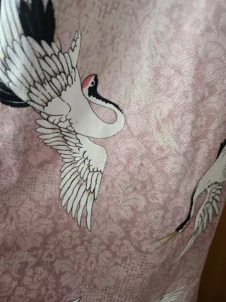 Kimono rosa con grullas blancas
