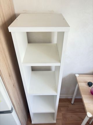 Estantería blanca con baldas de madera