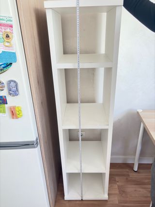 Estantería blanca con baldas de madera