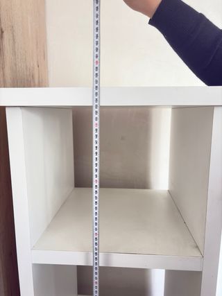 Estantería blanca con baldas de madera