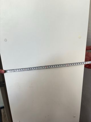 Estantería blanca con baldas de madera