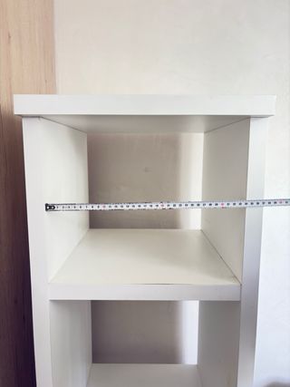 Estantería blanca con baldas de madera