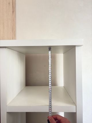 Estantería blanca con baldas de madera