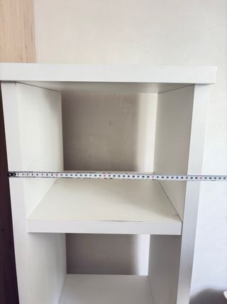 Estantería blanca con baldas de madera