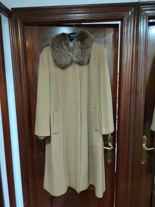 Abrigo de paño beige con cuello de pelo