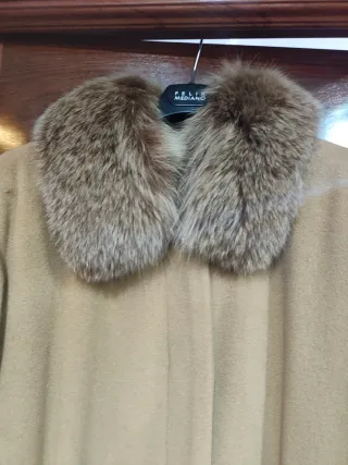 Abrigo de paño beige con cuello de pelo
