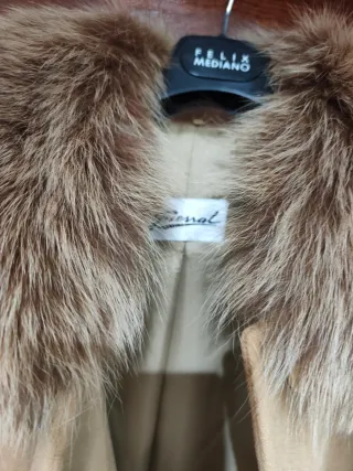 Abrigo de paño beige con cuello de pelo