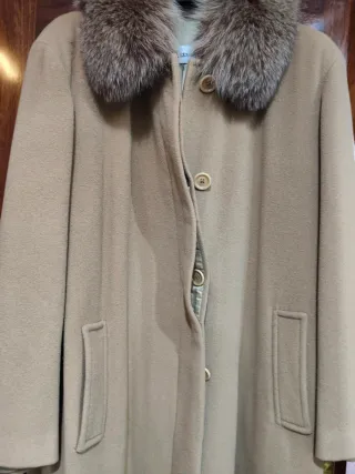 Abrigo de paño beige con cuello de pelo