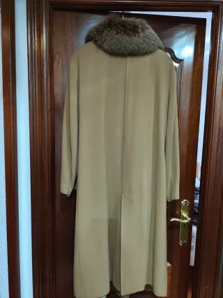 Abrigo de paño beige con cuello de pelo