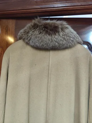 Abrigo de paño beige con cuello de pelo