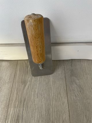 Llana de albañil con mango de madera. 20cm x 8cm