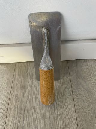 Llana de albañil con mango de madera. 20cm x 8cm