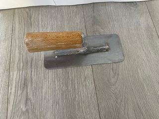 Llana de albañil con mango de madera. 20cm x 8cm