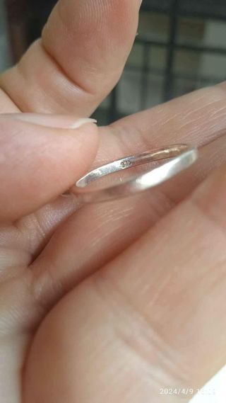 Anello con pietra bianca