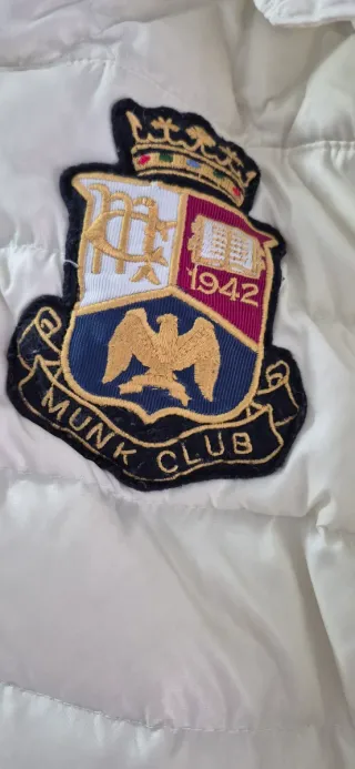 Chaqueta acolchada blanca con parches