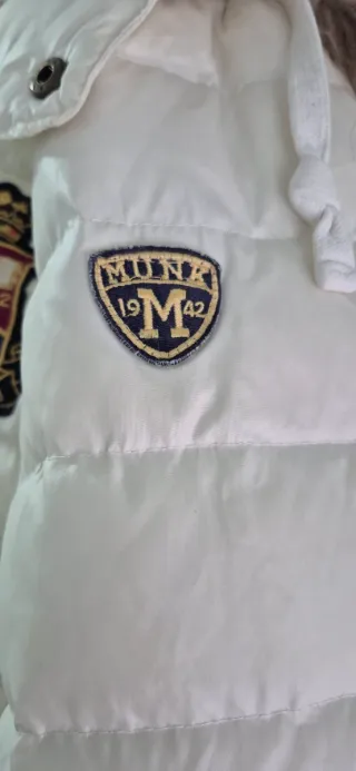 Chaqueta acolchada blanca con parches