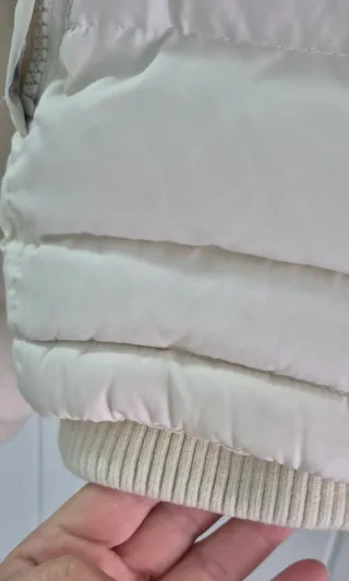 Chaqueta acolchada blanca con parches