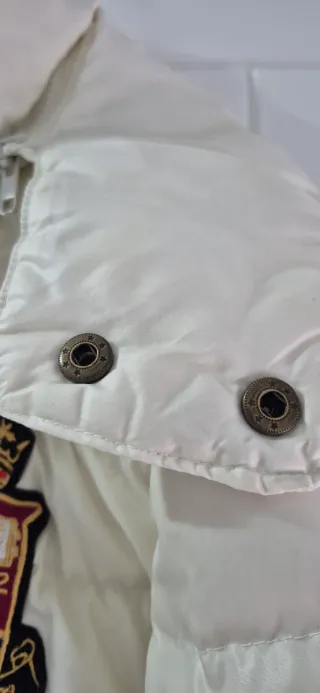 Chaqueta acolchada blanca con parches