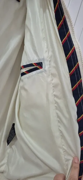 Chaqueta acolchada blanca con parches