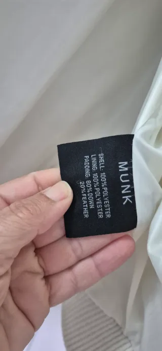 Chaqueta acolchada blanca con parches