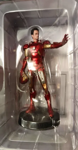 COLECCIÓN DE 13 FIGURAS MARVEL