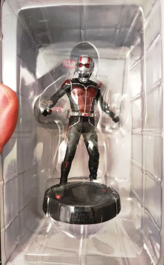 COLECCIÓN DE 13 FIGURAS MARVEL