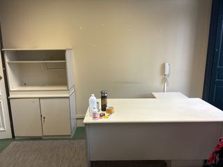 Mesa de despacho y mueble de almacenaje