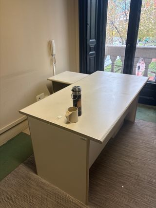 Mesa de despacho y mueble de almacenaje