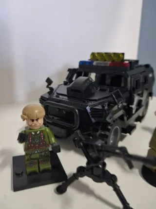 Coche SWAT con figuras y arma