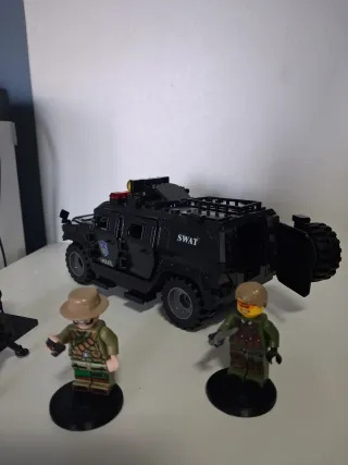 Coche SWAT con figuras y arma