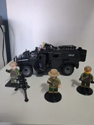 Coche SWAT con figuras y arma