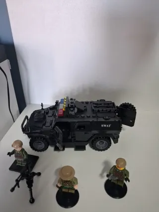 Coche SWAT con figuras y arma