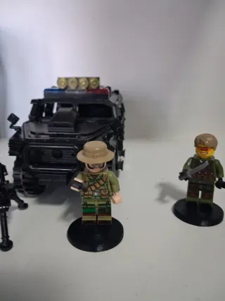 Coche SWAT con figuras y arma