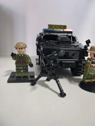 Coche SWAT con figuras y arma