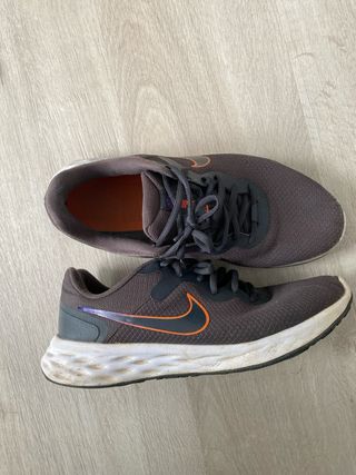 Zapatillas Nike Running Gris y Naranja