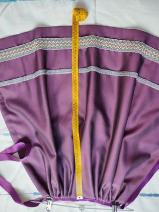 Delantal regional hecho a mano color berenjena