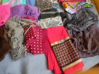 Lote di foulard e sciarpe