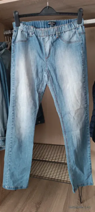 Vaqueros chica Talla 44 y 42, 5€ c/u, lote 25€