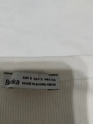 Camiseta blanca con rosas y texto