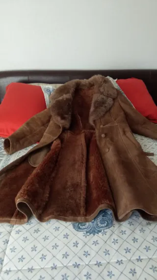 Abrigo largo de ante y borrego