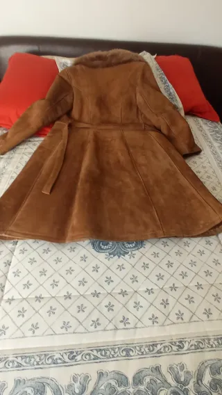 Abrigo largo de ante y borrego