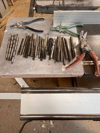 Brocas de escoplear y alicates para dar traba