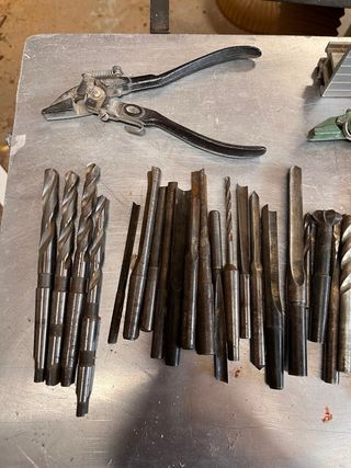 Brocas de escoplear y alicates para dar traba