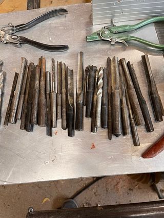 Brocas de escoplear y alicates para dar traba