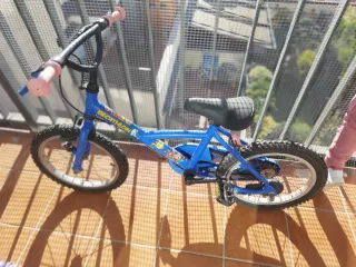 Bicicleta infantil azul para reparar