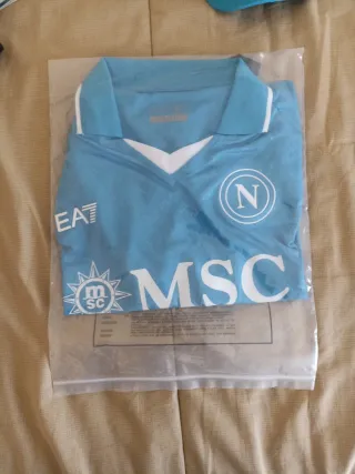 Busto Maradona e maglietta napoli