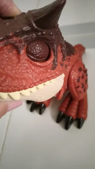 Dinosaurio de juguete con pilas