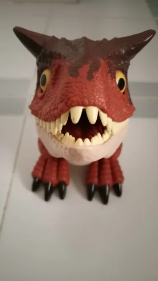 Dinosaurio de juguete con pilas